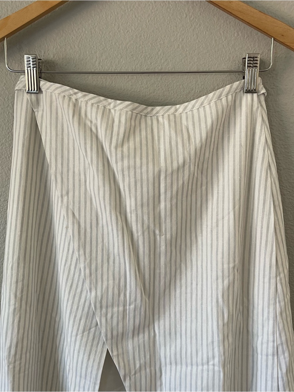 Charlie Holiday Striped Linen Blend Midi Wrap Skirt Size 6 White/Gray - Picture 6 of 11